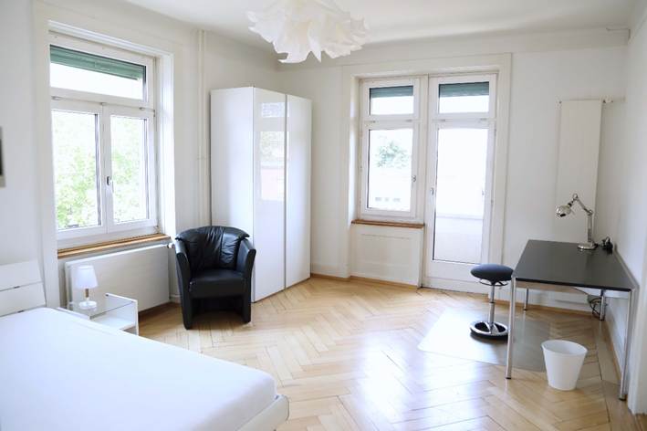 Ein Bild, das Im Haus, Wand, Inneneinrichtung, Boden enthlt.

KI-generierte Inhalte knnen fehlerhaft sein.