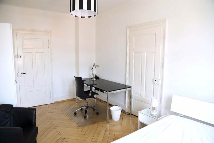 Ein Bild, das Im Haus, Wand, Inneneinrichtung, Zimmer enthlt.

KI-generierte Inhalte knnen fehlerhaft sein.