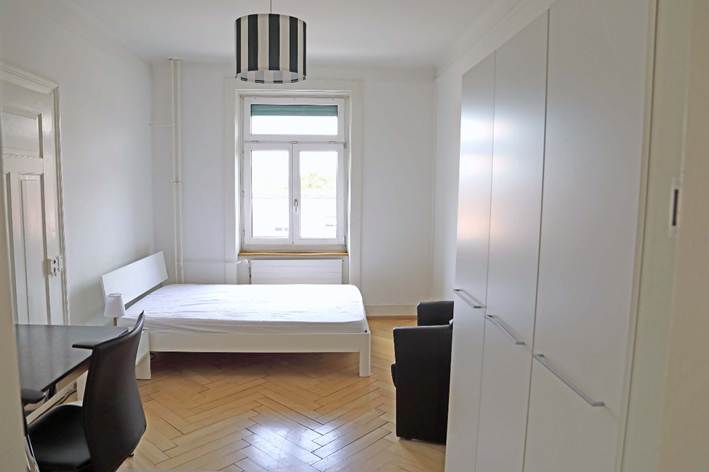 Ein Bild, das Im Haus, Wand, Inneneinrichtung, Bett enthlt.

KI-generierte Inhalte knnen fehlerhaft sein.