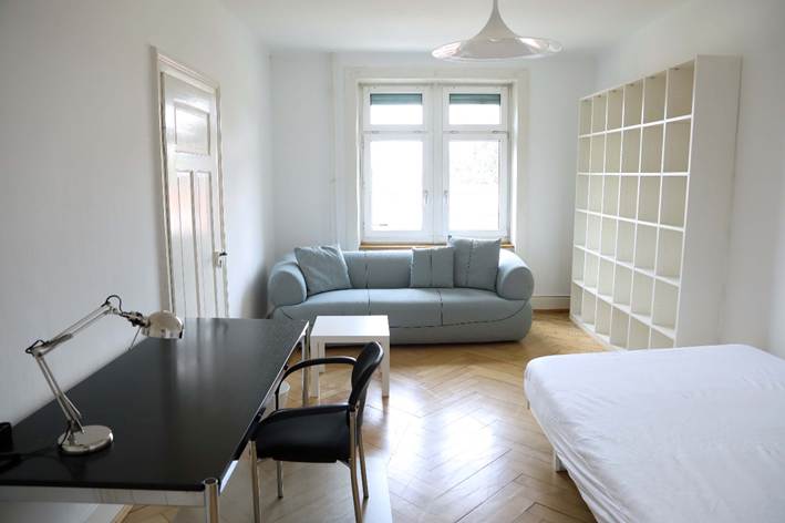 Ein Bild, das Im Haus, Wand, Inneneinrichtung, Zimmer enthlt.

KI-generierte Inhalte knnen fehlerhaft sein.