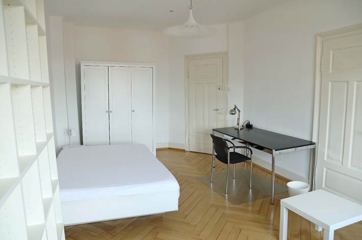 Ein Bild, das Im Haus, Wand, Boden, Inneneinrichtung enthlt.

KI-generierte Inhalte knnen fehlerhaft sein.